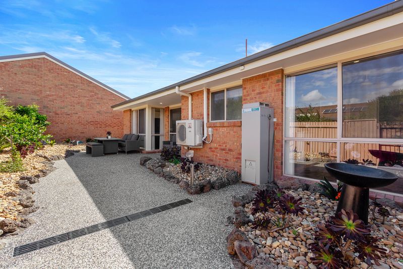 Stand-alone villa, premium upgrades, cathedral ceilings - ready now