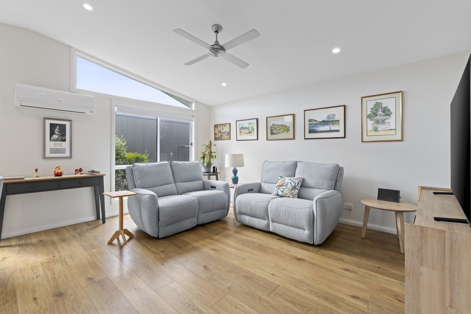 Spacious Modern Home with Entertainer’s Deck