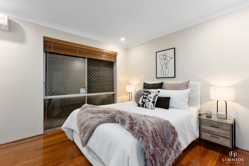 Spacious end villa with massive yard!