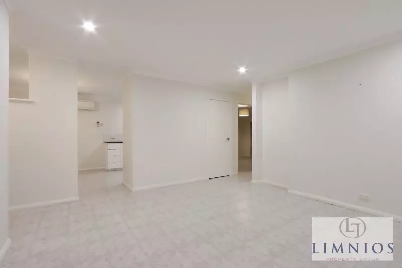 Street Front Home In Quiet Cul - De - Sac