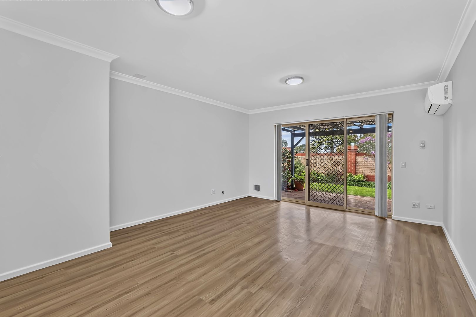 Light-filled corner villa ready to enjoy