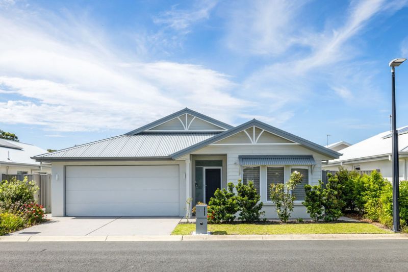 Elegant Three-Bedroom Retreat - Sunlit Alfresco Living!