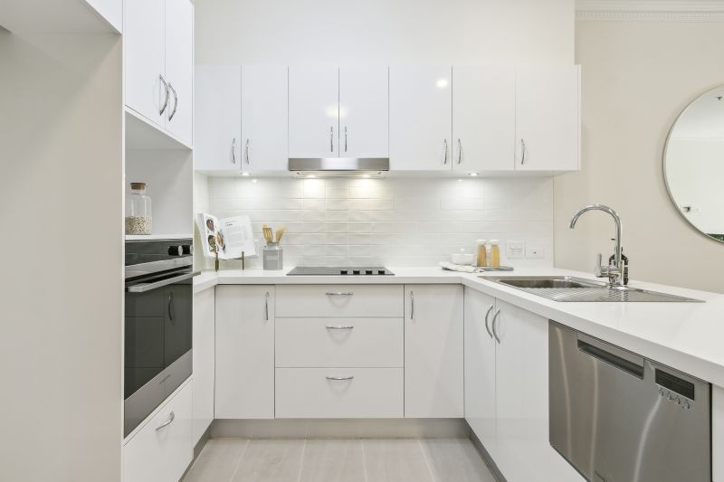 Spacious ground-floor apartment opening onto beautiful garden setting