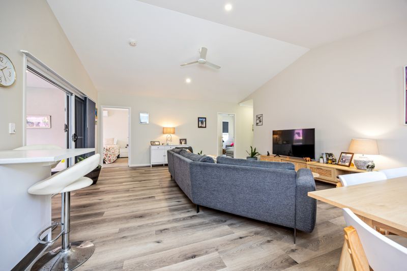 Attention Garden Lovers... Stylish Alfresco Living Awaits!