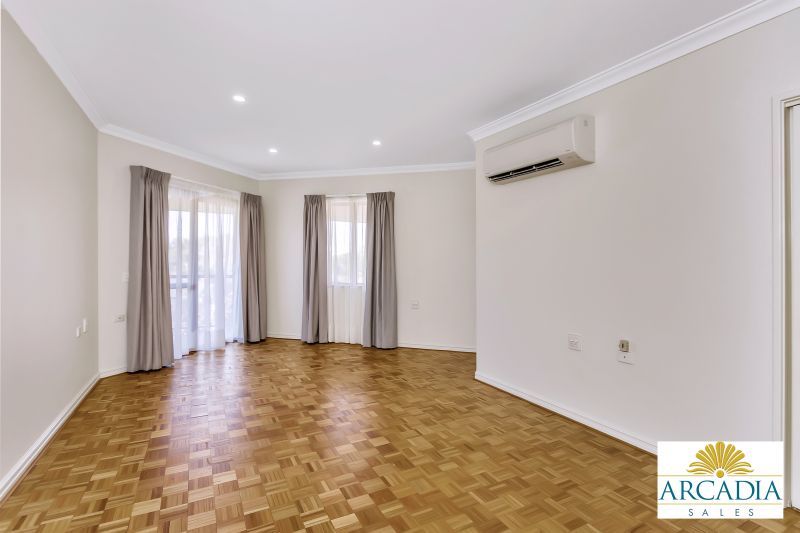 ARCADIA WATERS BICTON - 3 Bedroom Parquetry Floor Stunner
