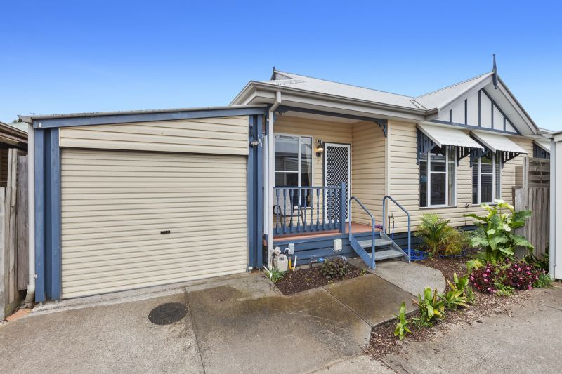 Charming Cottage with Sunlit Spaces