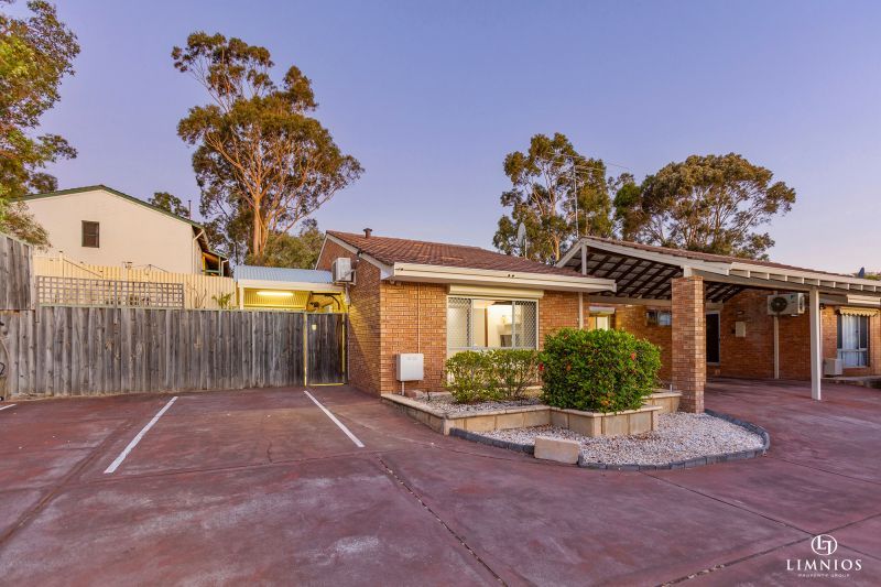 Spacious end villa with massive yard!