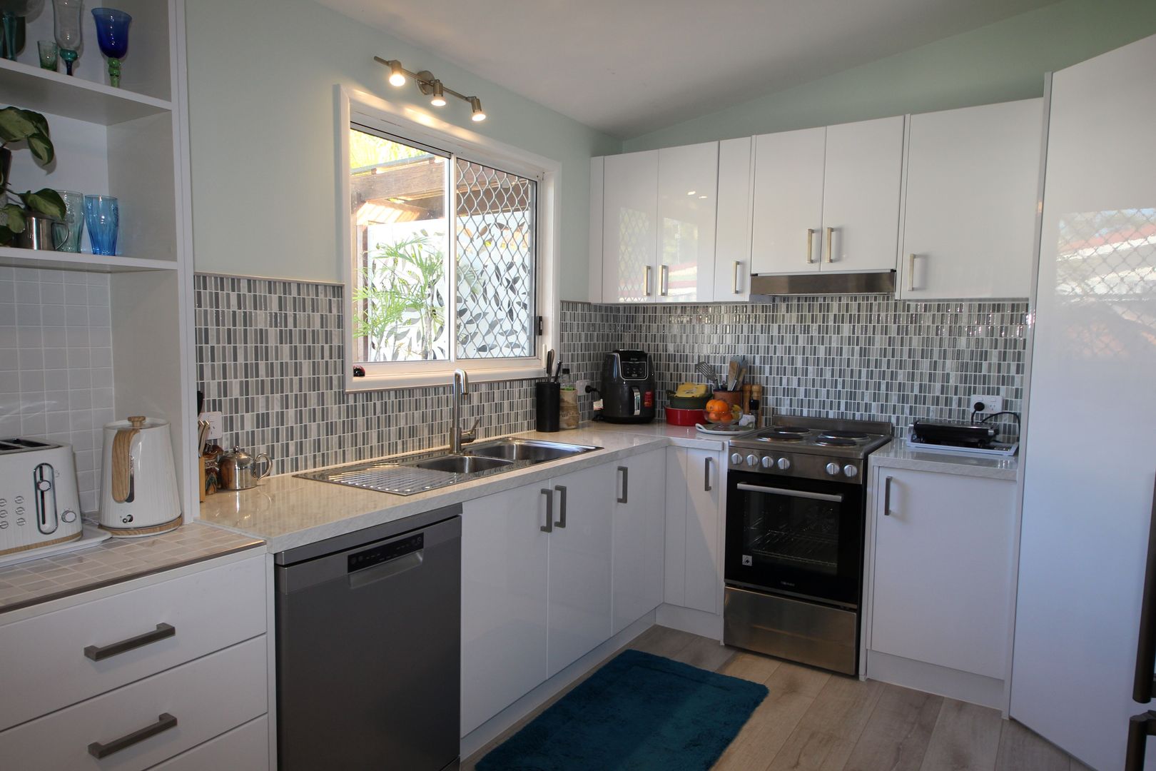 Large 2 Bedroom Overlooking the pool