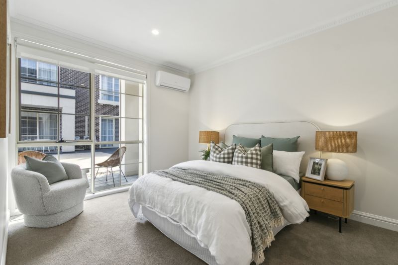 Spacious ground-floor apartment opening onto a sunny courtyard