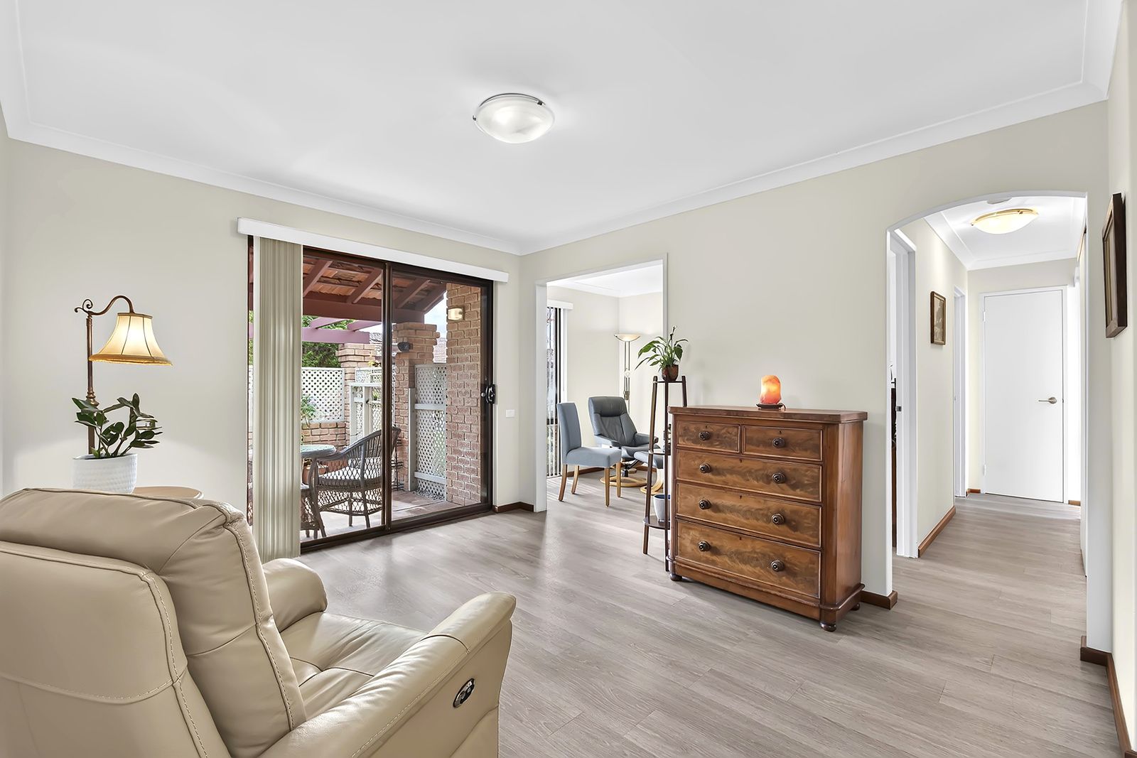 Discover effortless living in a prime Booragoon location.