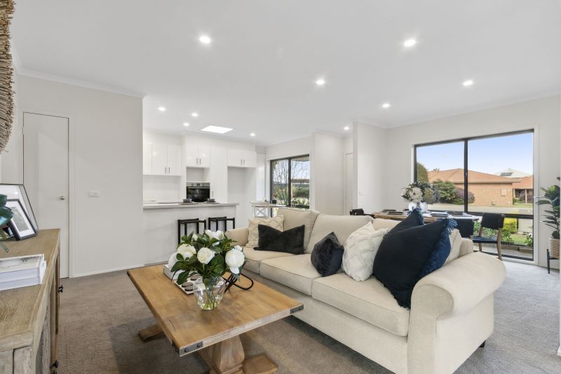 Newly refurbished 2-bed villa with open-plan kitchen