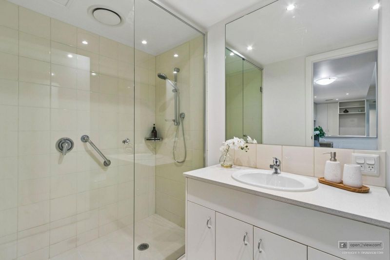 Bright, Stylish and Garden Views