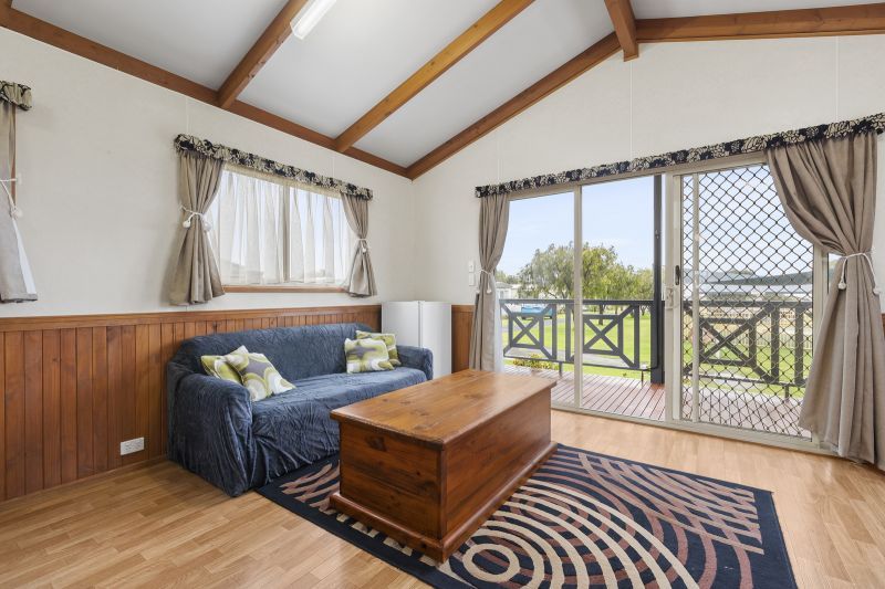 2 Bedroom Home- Pool Views- Prime Location!