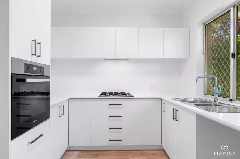 UNDER OFFER. Low maintenance lifestyle in a prime location