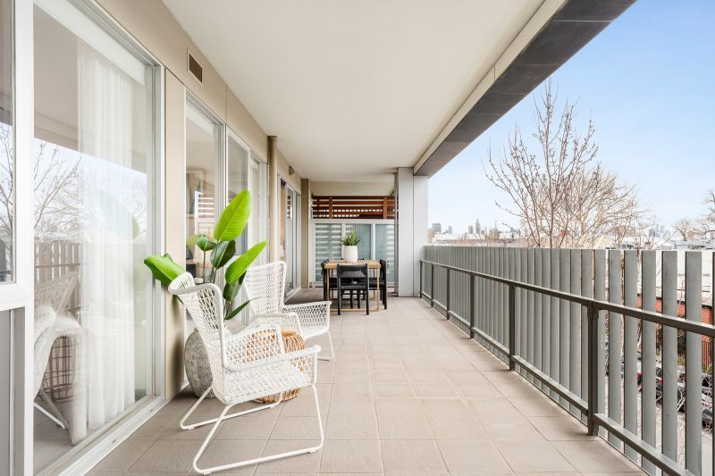North-facing 2-bedroom apartment with views!