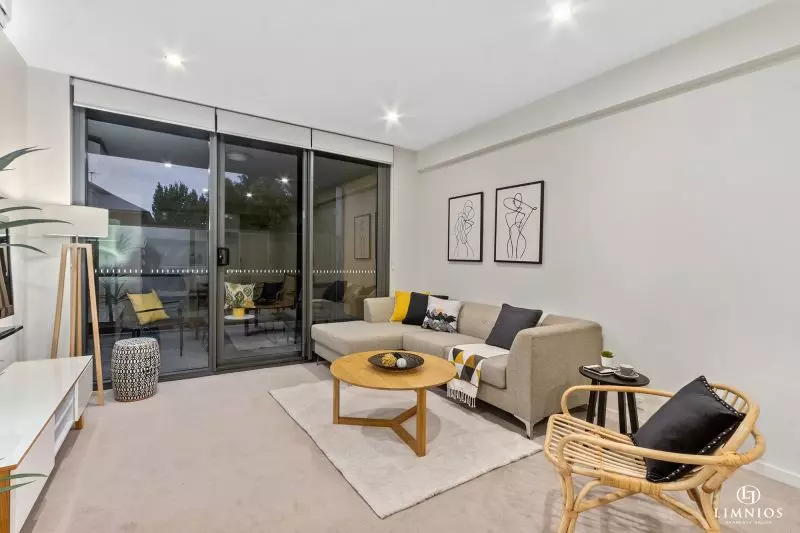 Resort Lifestyle On The City Fringe!