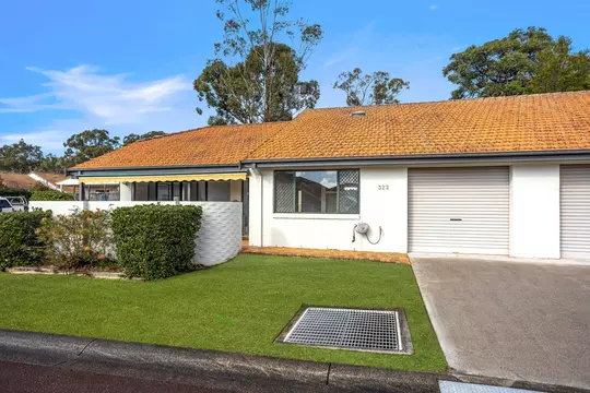 Light-filled Villa with Fresh Style and Lakeside Living