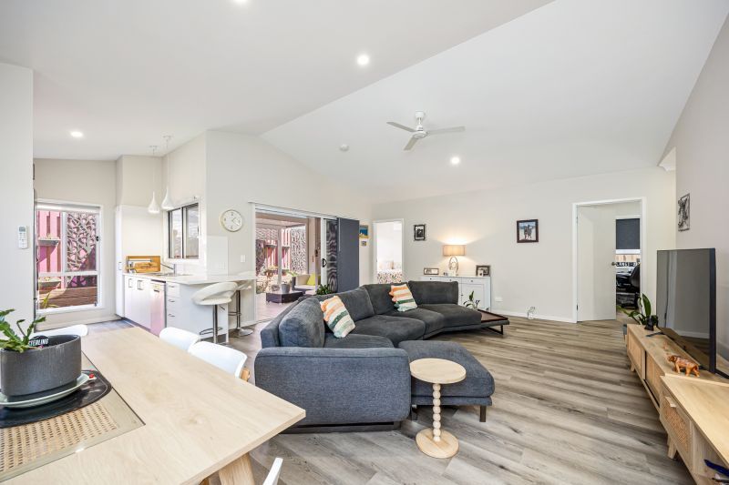 Attention Garden Lovers... Stylish Alfresco Living Awaits!