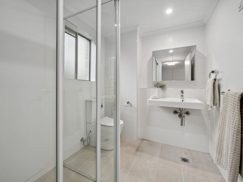 Light-filled apartment with a verdant view