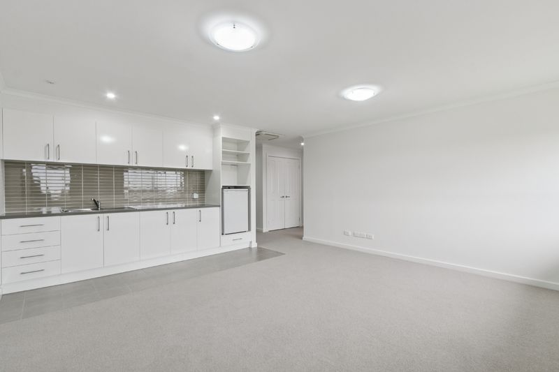 Light-Filled Serviced Apartment with Leafy Views