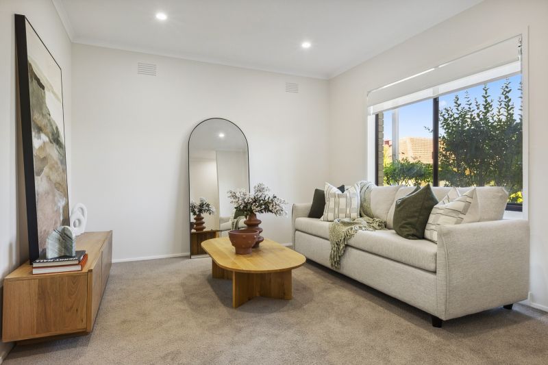 North-facing 1-bedroom villa with beautiful sun-drenched sunroom