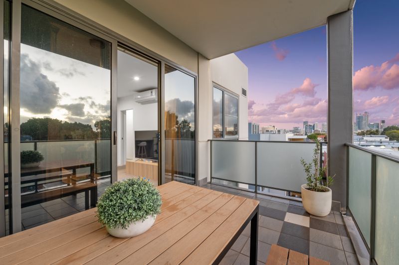 Top Floor Apartment With Spectacular Views!