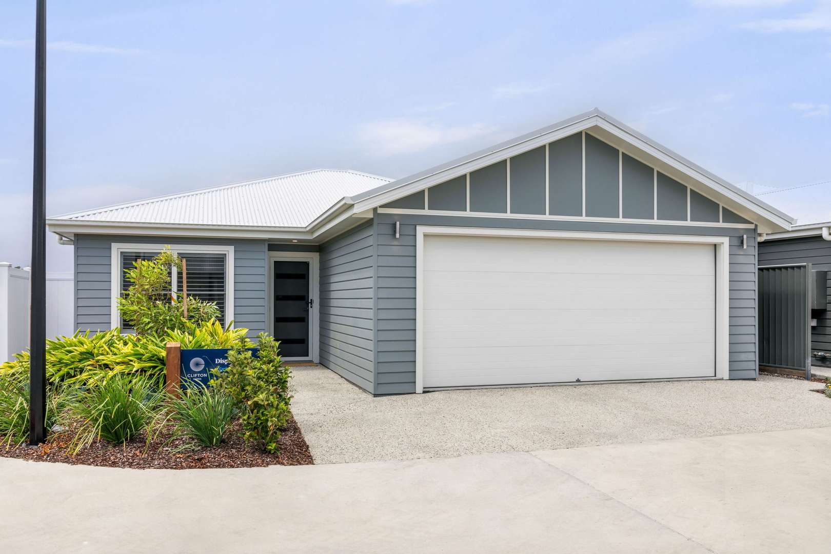 Clifton Yamba | Twist and Shout | 2-bed+ study 2-baths 2-garage | Prime NE location - ready for Summer!