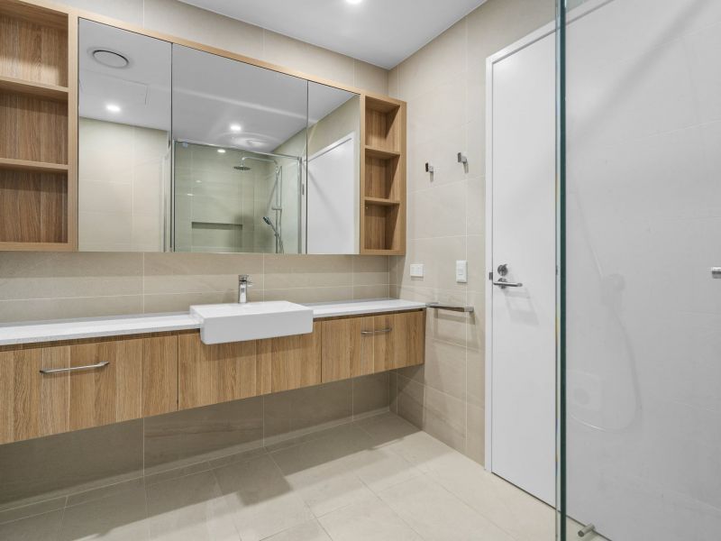 Oversized one bedder with lake views