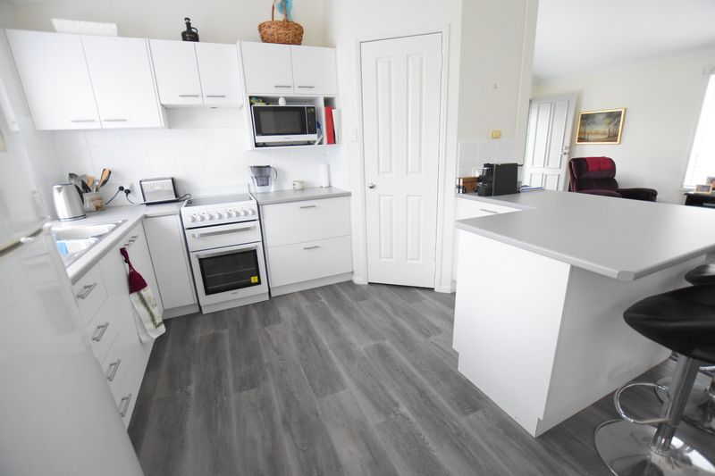 Beautifully presented, well maintained 2 bedrooms home in highly sought private cul-de-sac location