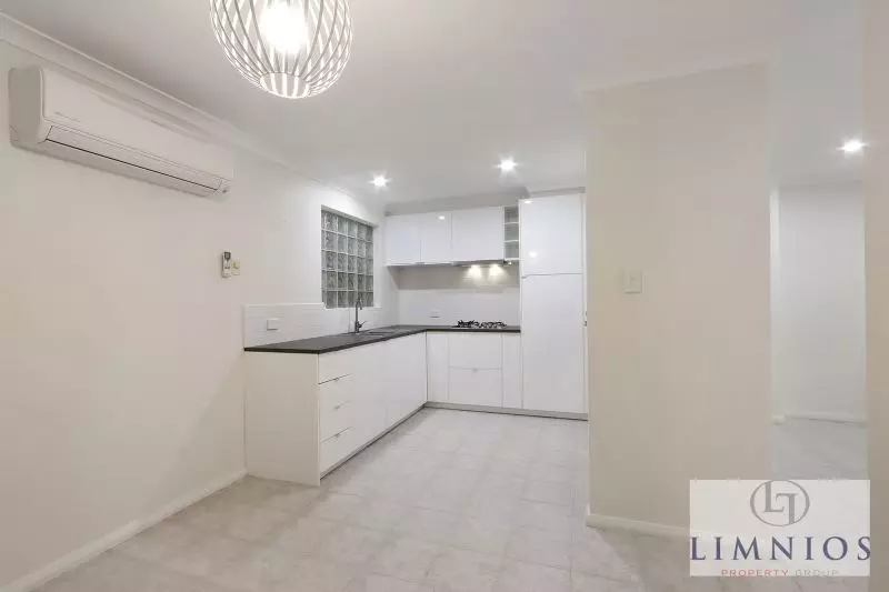 Street Front Home In Quiet Cul - De - Sac