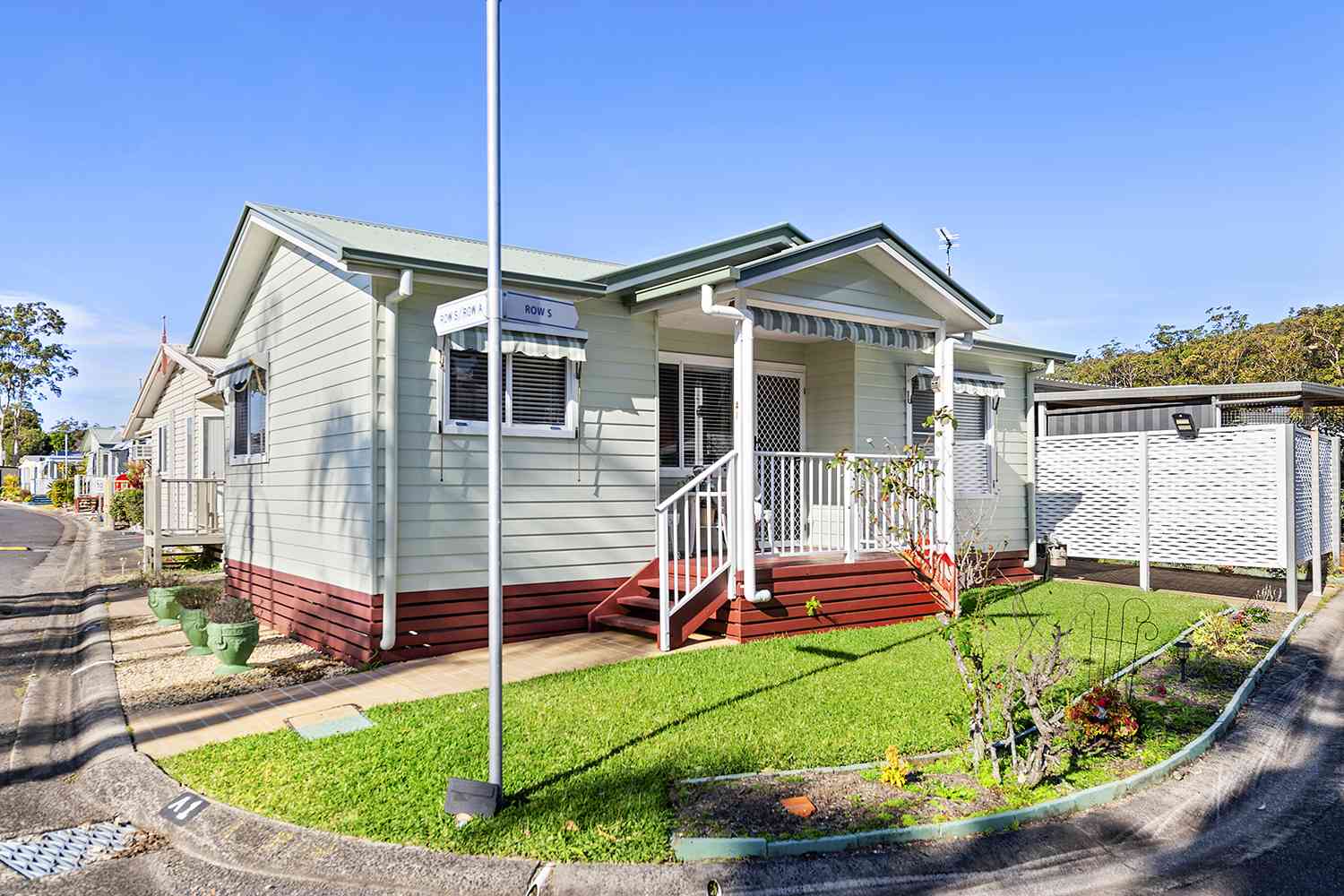 SOLD - ULTRA CONVENIENCE - 2 PARKING SPACES - Excellent Outdoor spaces