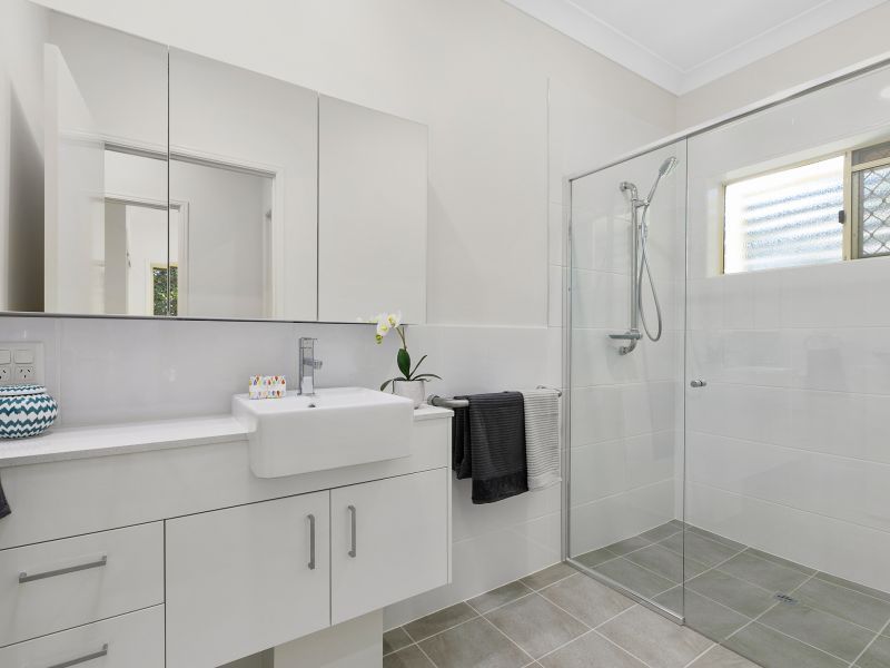 Spacious villa with lock up garage!