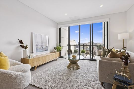 Stylish, Sunlit Malvern Apartment