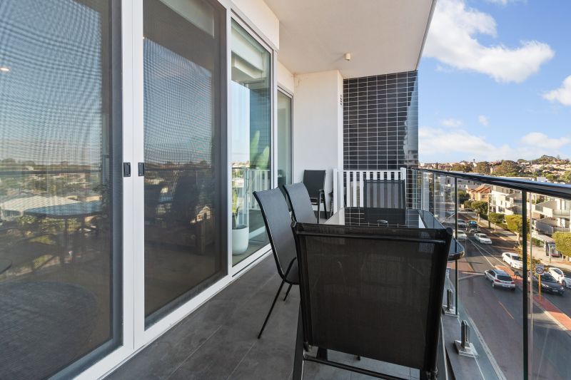 Stunning Views and Urban Lifestyle!!