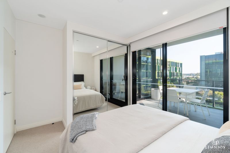 Bright Outlook and Contemporary Stylish Living!