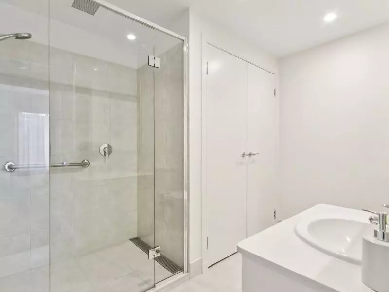 Bright and Light Retreat with Leafy Terrace Outlook