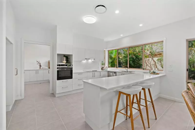 Spacious villa with double lock up garage