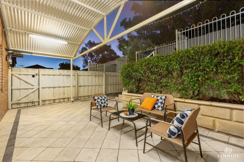 Spacious end villa with massive yard!