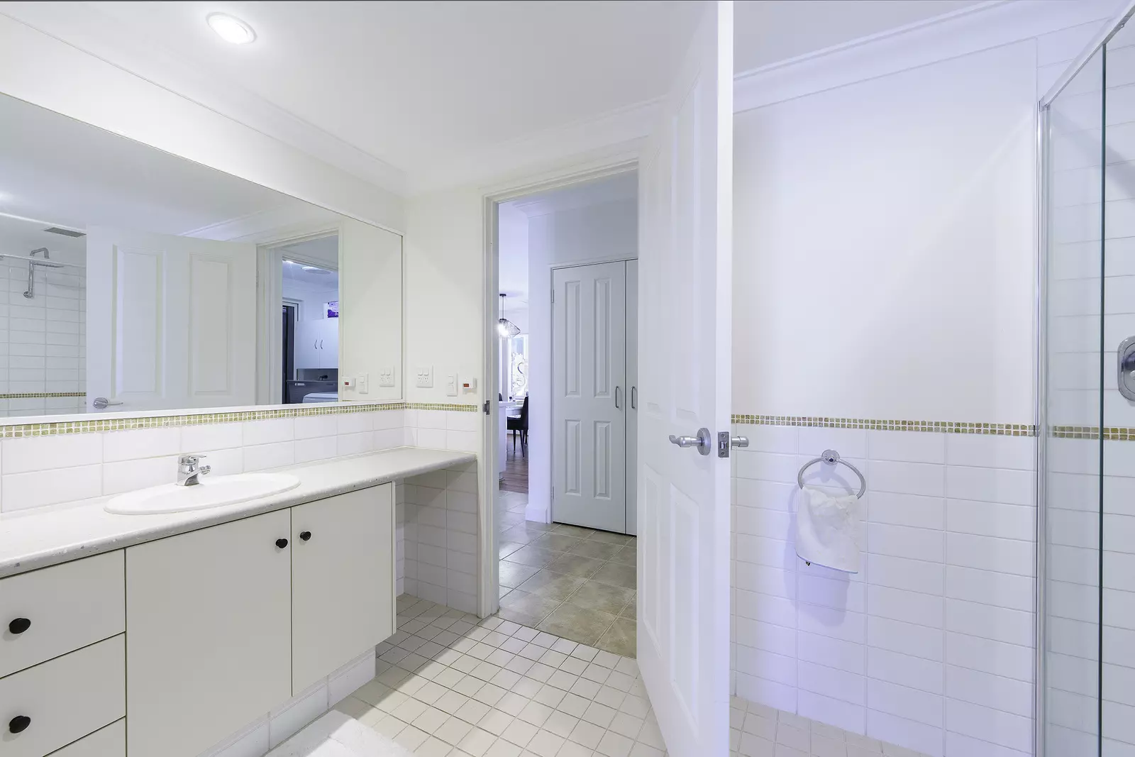 Bright, spacious townhouse with sea glimpses