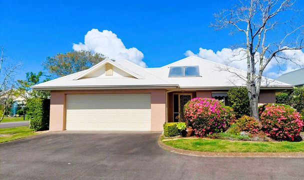 Spacious and Refurbished 3 Bedroom Home - Sovereign Home 160