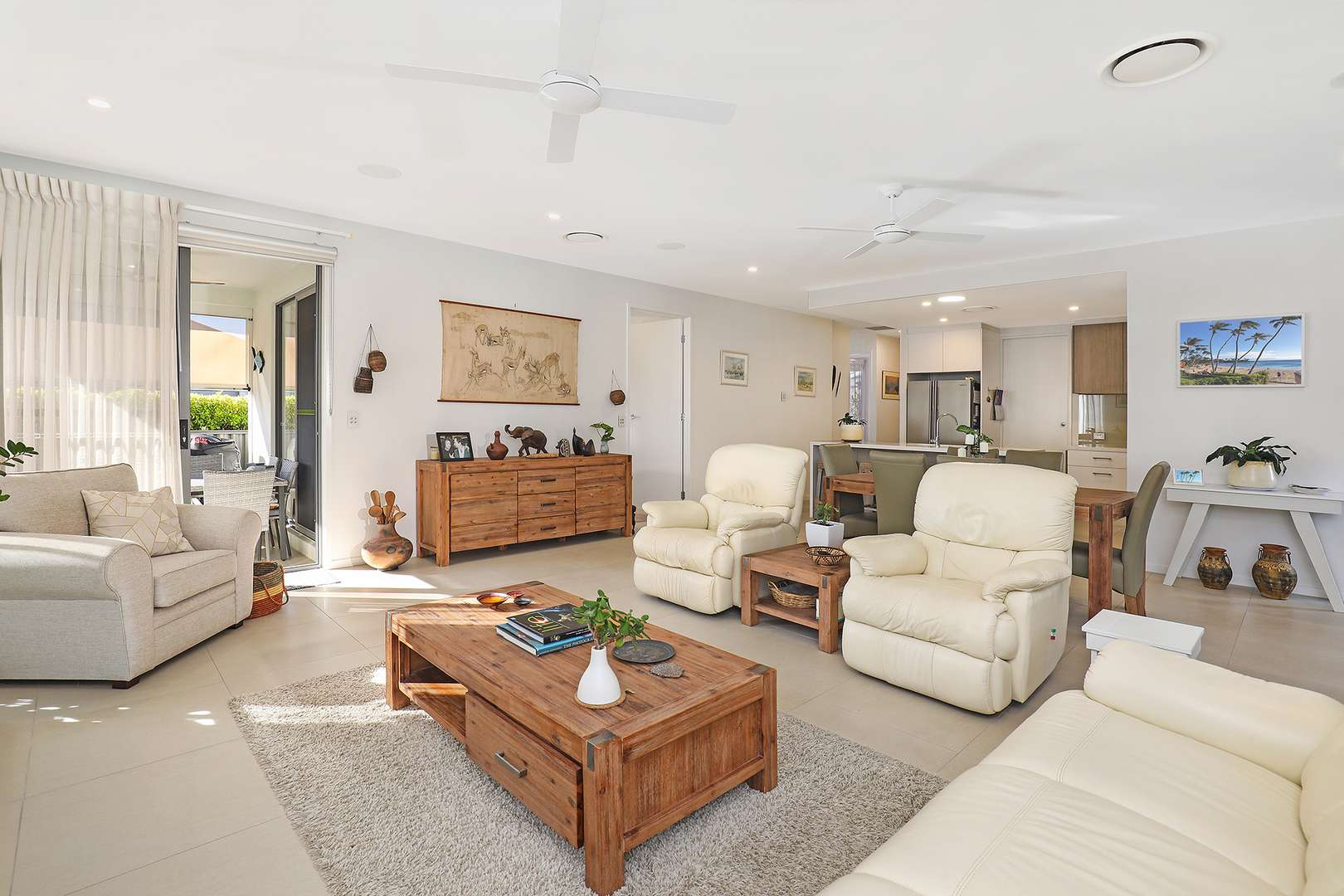 Immaculate, Stylish + Corner Position! V96 Living Gems