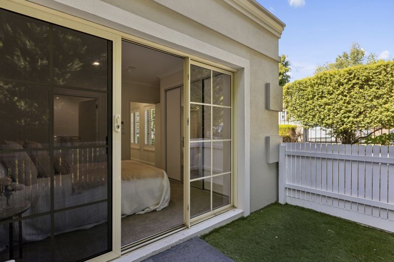 Spacious, ground-level apartment with services