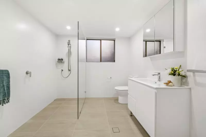 Refurbished large 2-bedroom unit with 4 outdoor spaces