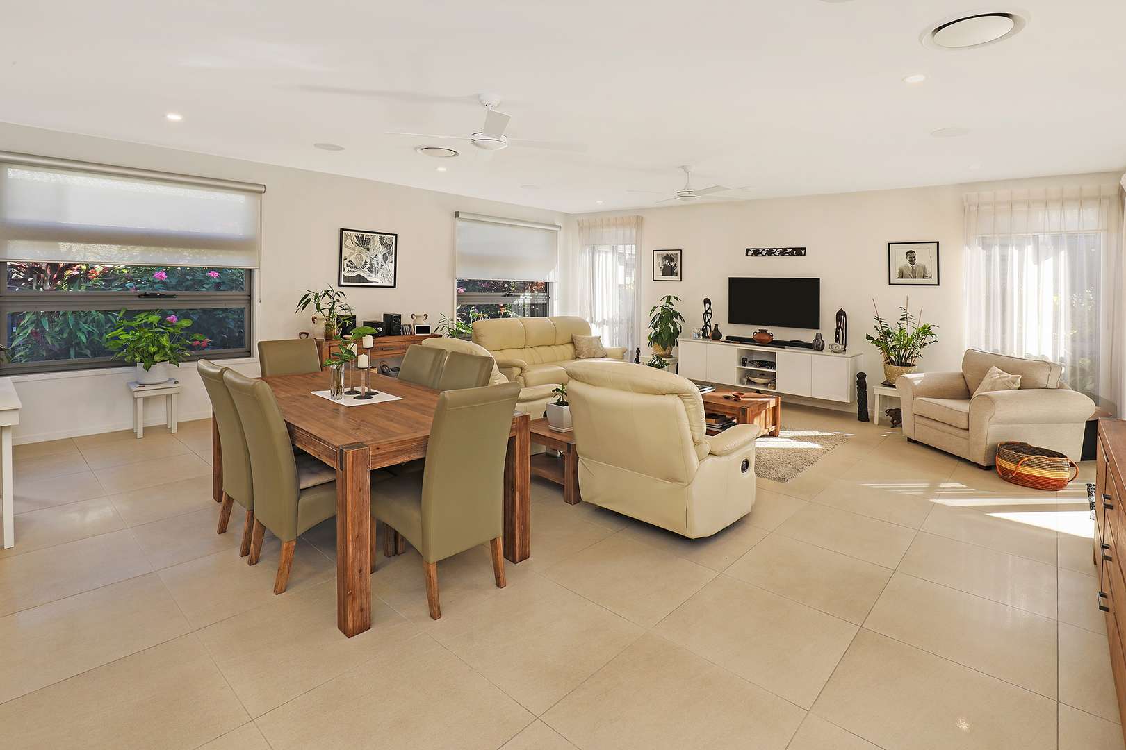 Immaculate, Stylish + Corner Position! V96 Living Gems