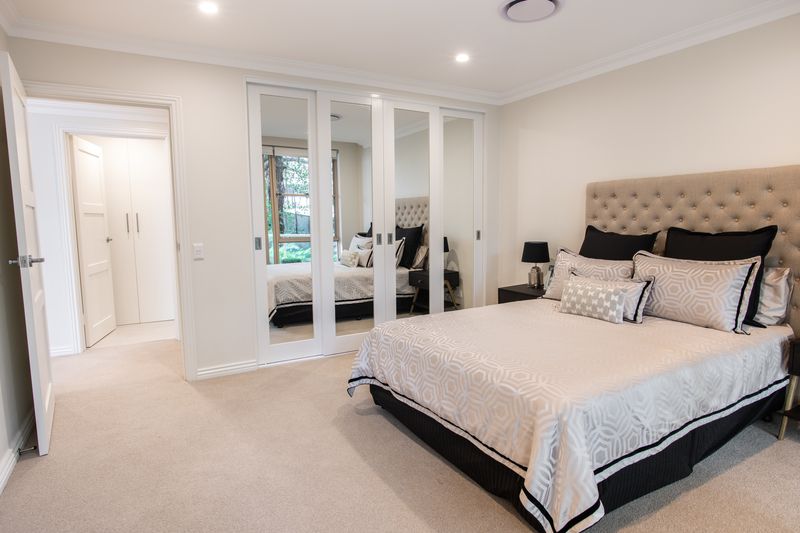 Sunlit Apartment with Harbour Views in Prime City Location