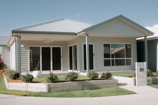 Sun Filled Home in a Prime Position - Azalea Design 