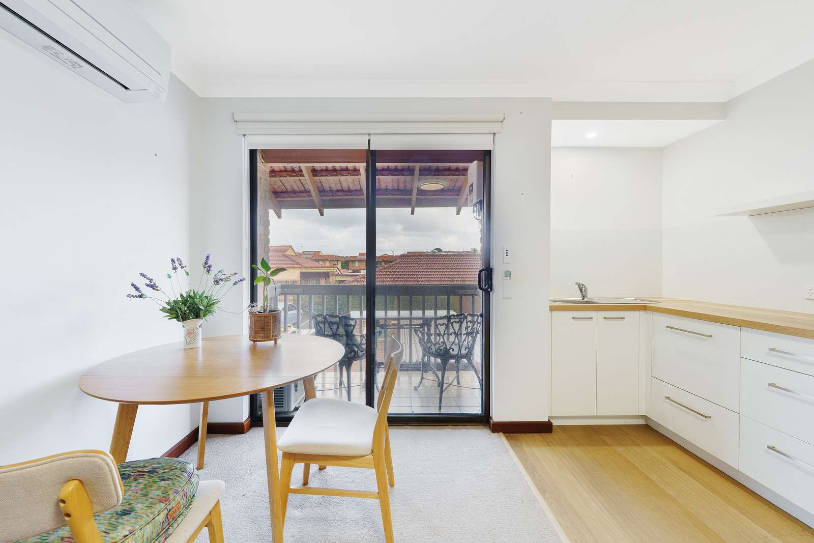 West-facing one-bedroom apartment with new kitchen