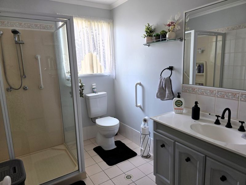 Corner Gem: Sunny 2-Bed Home