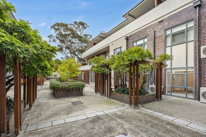 2-bedroom ground floor apartment, serene garden views!