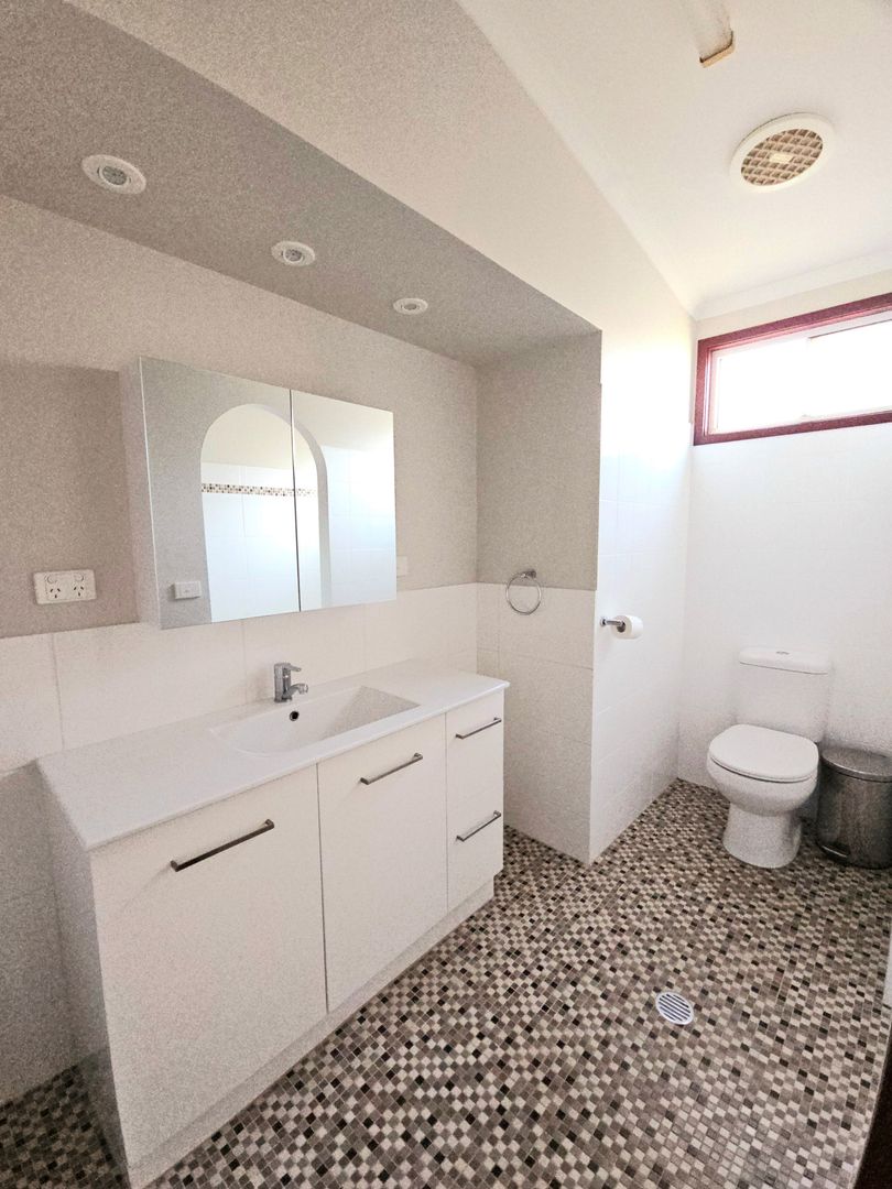 15K Price Dropped for Quicker Sale ! ~Modern reno house in great location offering aboudance features